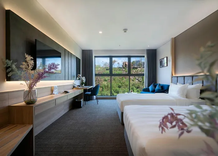 Khách sạn Wyndham Garden Legend 5*